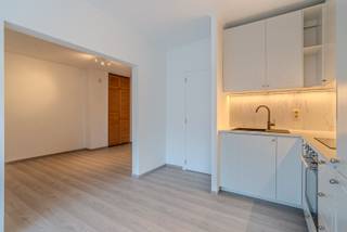 Gelegen op de vierde verdieping van residentie Royal geniet u van lichtinval en een ruimtelijk, open gevoel.<br /><br />Dankzij de centrale ligging in Westende Bad bevindt u zich op wandelafstand van zee, winkels, horeca en openbaar vervoer. Dit maakt de studio uitermate geschikt als tweede verblijf, vaste woonst of interessante investering.<br /><br />De studio werd gerenoveerd en is instapklaar en werd als volgt ingedeeld:<br />Inkom, badkamer, leefruimte uitgevend op het balkon en een ruime slaapkamer.<br /><br />Toeven:<br />Gunstig EPC<br />Goed onderhouden residentie<br />Wandelafstand van de Zeedijk<br />Ruime slaapkamer<br /><br />Voor meer informatie of het plannen van een bezoek kunt u contact opnemen met Arthur via arthur@vlaemynck.be of 0473 62 12 94.