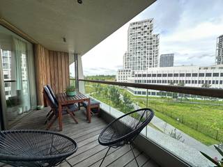 Indeling<br /><br />Ontdek dit ruime en luxueuze appartement met twee zonnige terrassen, gelegen in een recent gebouw op een toplocatie tussen het Zuid en Nieuw Zuid. Dankzij de ideale oriëntatie geniet u de hele dag door van de zon: een heerlijk ontbijt in de ochtendzon op het achterterras en ontspannen namiddagen op het terras aan de voorzijde.<br /><br />De royale leefruimte baadt in het natuurlijke licht dankzij de grote raampartijen en biedt een prachtig, rustgevend uitzicht op het groen en de Schelde. De open keuken vormt het hart van het appartement en is volledig uitgerust voor kookliefhebbers. Het stijlvolle kookeiland met natuurstenen werkblad wordt aangevuld met hoogwaardige toestellen, waaronder een grote inductiekookplaat, oven, microgolfoven, vaatwasser en een ruime koelkast met diepvriezer.<br /><br />Doorheen het volledige appartement zorgt de warme parketvloer voor een elegant en ruimtelijk gevoel. De slaapkamers bevinden zich aan de rustige achterzijde van het gebouw en bieden optimaal comfort. De moderne badkamer beschikt over een ruime inloopdouche en dubbele wastafel. Daarnaast is er een apart gastentoilet aanwezig.<br /><br />Omgeving<br /><br />Dit appartement geniet van een uitstekende ligging op het Zuid, een van de meest geliefde buurten van Antwerpen. Voor uw dagelijkse boodschappen bevindt zich een Colruyt letterlijk naast de deur, terwijl ook andere supermarkten, bakkers, slagers, apotheken en banken zich op wandelafstand bevinden.<br /><br />Liefhebbers van gastronomie en gezelligheid komen hier volop aan hun trekken. Tal van restaurants, cafés en terrasjes liggen binnen handbereik, zowel op het Zuid zelf als aan de Kaaien, de Leopold de Waelplaats en de Marnixplaats. Bovendien bevindt u zich vlak bij het prachtig vernieuwde park van de Gedempte Zuiderdokken, een groene oase midden in de stad.<br /><br />Bijzonderheden<br />Gemeenschappelijke kosten: €150/maand (onderhoud van de gemeenschappelijke delen)<br />Fietsenberging aanwezig<br />Praktische kelderberging inbegrepen<br />Energiezuinig appartement<br />Publieke ondergrondse parking onder het gebouw met mogelijkheid tot het huren van een autostaanplaats<br /><br />Een instapklaar appartement waar ruimte, comfort, licht en een topligging perfect samenkomen.