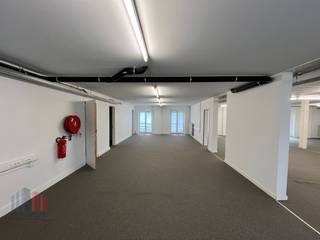 Phenomenally located office space with an area of 318 m² for rent, just 150 metres (!!!) from the busy Kortrijksesteenweg and in close proximity...