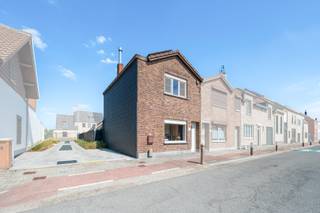 Deze leuke en charmante woning werd enkele jaren geleden volledig gerenoveerd met degelijke materialen. De indeling van de woning is als volgt: inkomhal, aangename leefruimte op tegelvloer met een ingebouwde houtkachel wat zorgt voor extra gezelligheid, lichtrijke leefkeuken voorzien van alle toestellen en composieten werkblad, aparte berging, trendy badkamer met lavabo, toilet en inloopdouche. Op de verdieping zijn er 2 ruime slaapkamers met ingemaakte kasten en 1kleinere slaapkamer welke meer een hobbykamer is, apart toilet is voorzien op de verdieping. Buiten: aangelegd terras met stukje tuin en tuinhuis, zij-ingang naast de woning met privatieve parkeerplaats op het eigendom. extra's: 12 zonnepanelen, elektriciteit vernieuwd, isolatie door crepi aan de achterbouw en hoofdbouw ad binnenkant geïsoleerd. IDEALE GEZINSWONING met directe toegang tot de Clingse bossen. 