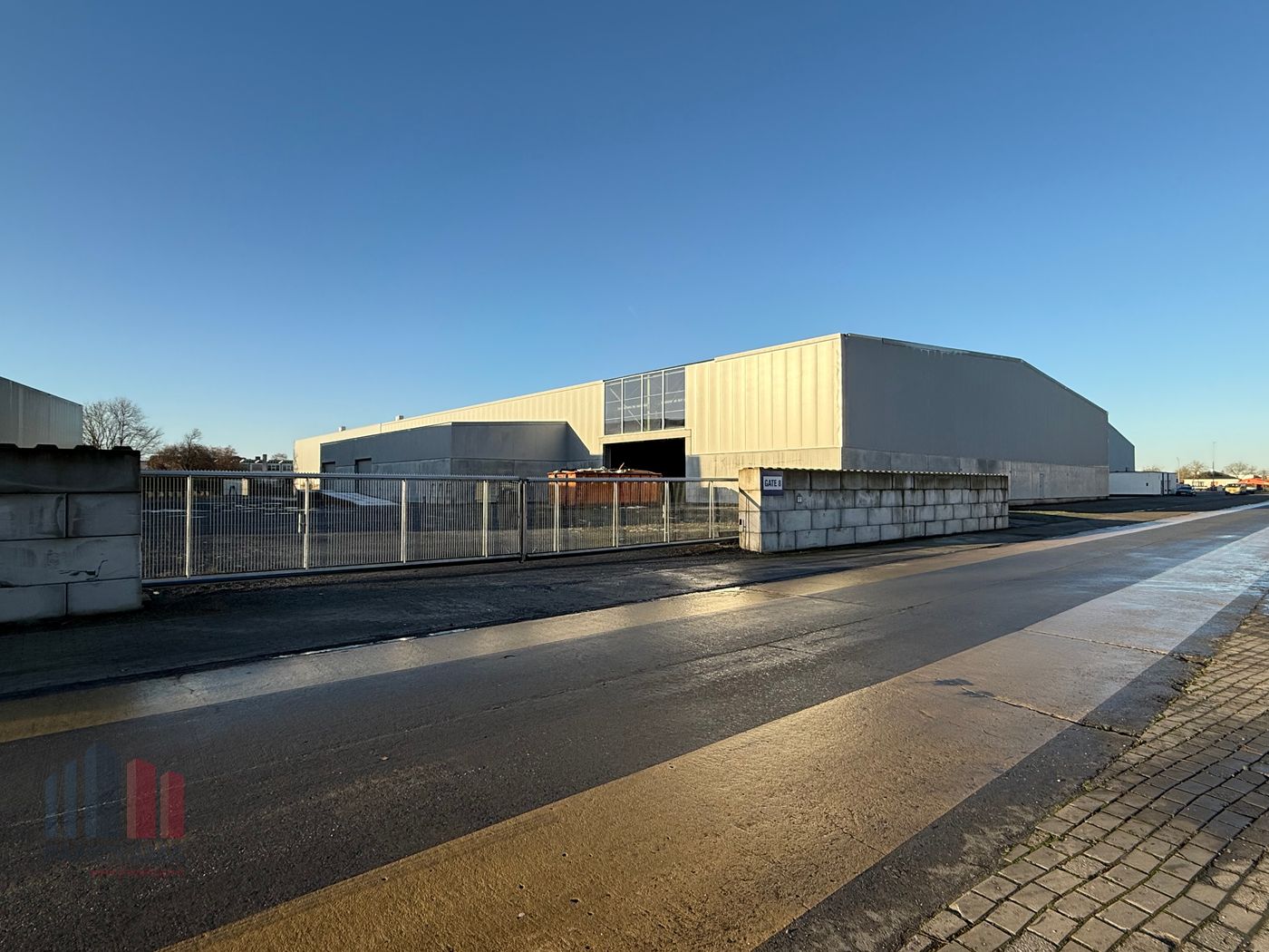 10.000 m² magazijnruimte met kantoren op zeer goede locatie nabij de N35 - foto 1
