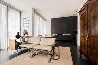 <p><span>Zonnig loft-appartement aan het Theaterplein en de Botanische tuinen</span></p>
<p><span>Door de plafondhoge vouwschuiframen die van muur tot muur lopen en die volledig geopend kunnen worden, baadt de leefruimte in het licht. Vanuit deze leefruimte en het terras hebt u zicht op een aangename binnentuin. De twee kamers hebben elk ingemaakte kasten en een eigen badkamer; één met douche en de andere met een bad. Eén kamer kan via het openzetten van de schuifdeur deel uitmaken van de leefruimte, hetgeen het ruimtegevoel in het appartement nog vergroot. In de nachthal vindt u het gastentoilet met handenwasser.</span></p>
<p><span>De wasmachine en droogkast kunnen aangesloten worden in de berging. Het appartement beschikt verder nog over een kelderberging.</span></p>
<p><span>Autostaanplaats kan gehuurd worden aan 120 /maand. Een elektrische laadpaal kan geïnstalleerd worden.</span></p>
<p><span>Bijzonderheden: </span></p>
<p><span>· Kan door een vennootschap gehuurd worden</span></p>
<p><span>· Architect Vincent Van Duysen</span></p>
<p><span>· Ingemaakte kasten in beide kamers</span></p>
<p><span>· Gietvloeren, schijfdeuren, hoge plafonds </span></p>
<p><span>Dit appartement bevindt zich op een toplocatie. Vlakbij het Theaterplein, de Botanische tuin, de Komedieplaats, de Huidevetterstraat en de Schuttershofstraat, bereikt u hier in no time alle hotspots van Antwerpen: gaande van de luxe boetieks, het Toneelhuis, het Mechelseplein, de Meir en noem maar op! Hier vindt u overal gezellige restaurants en cafés op wandelafstand. Kortom, ideaal voor iemand die van het bruisende stadsleven houdt.</span></p>