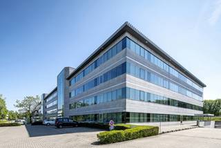 <p>Office Park Mechelen (OPM) biedt moderne en instapklare kantoren te huur in Mechelen, strategisch gelegen tussen Antwerpen en Brussel. Dankzij de ligging recht tegenover Technopolis en vlak bij afrit Mechelen-Zuid (E19) is dit bedrijvenpark perfect bereikbaar met de auto, fiets én het openbaar vervoer. Het station van Mechelen ligt op slechts 2 km, terwijl Brussels Airport en Brucargo in minder dan 15 minuten bereikbaar zijn.</p>
<p>Het kantorencomplex omvat 30.000 m² aan hoogwaardige kantoorruimte, verdeeld over vier moderne gebouwen met ruime boven- en ondergrondse parkeermogelijkheden. De kantoren worden aangeboden als sleutel-op-de-deur oplossingen, wat onmiddellijke ingebruikname mogelijk maakt.<br /><br />FINANCIEEL<br />Huurprijs: €135/m²/jaar<br />Gemeenschappelijke kosten: €37/m²/jaar (indicatie)<br />Onroerende voorheffing: op aanvraag<br />Paarkeerplaatsen<br />- Bovengronds: €475/plaats/jaar<br />- Ondergronds: €925/plaats/jaar</p>
<p><br />Office Park Mechelen is de ideale keuze voor ondernemingen die willen groeien in een centrale, professionele en duurzame werkomgeving in Vlaanderen.</p>