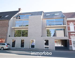 Op de tweede verdieping vindt u dit stijlvolle appartement, gekenmerkt door strakke lijnen en een luxueuze afwerking. Met twee grote slaapkamers en een open leefruimte is dit appartement ideaal voor wie houdt van een moderne woonstijl.<br /><br />Kenmerken:<br /><br />- 2 slaapkamers<br />- Groot terras<br />- Open leefruimte met veel lichtinval<br />- Vloerverwarming en zonnepanelen<br />- Mogelijkheid tot aankoop garage of carport<br />- Aankoop met 6% BTW mogelijk (mits te voldoen aan de voorwaarden).<br /><br />Wenst u meer informatie over dit appartement?<br /><br />Neem dan contact op met Sylvie van Immo Roba via sylvie@immoroba.be of 09 388 53 53.<br /><br />#immoroba #zulte #waregem