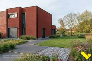 <p>Nieuwbouw kopen aan 2% registratie?! Dé kans van 2026<br /><br />Bent u op zoek naar het comfort van een recente woning (2023) maar wilt u de 21% BTW vermijden? Deze uitzonderlijk energiezuinige woning (Label A / E9) biedt u het beste van twee werelden. <br /><br />De woning is al klaar voor 90 % klaar.<br /><br />Gelegen in de rustige Schomstraat te Diest, op een boogscheut van het centrum van Tessenderlo en op slechts 10 minuten van het station van Diest.<br />U wordt ontvangen in een lichte inkomhal met gastentoilet.<br /><br />Verder hebben we een lichtrijke leefruimte met open keuken. De grote glaspartijen bieden een prachtig zicht op de tuin en zijn uitgerust met screens voor optimaal zomercomfort.<br />Een handige inpandige garage en een extra bergplaats op het gelijkvloers zorgen voor maximaal gemak.<br /><br />Eerste verdieping: Hier bevinden zich 3 volwaardige slaapkamers, een tweede bergplaats, een apart toilet en een badkamer met een moderne inloopdouche.<br /><br />Kelder: De woning is volledig onderkelderd, wat mogelijkheden biedt voor een hobbyruimte, atelier of extra stockage.<br /><br />Wees er snel bij en bel ons voor bezoek op het NR. 013 66 62 08.</p>