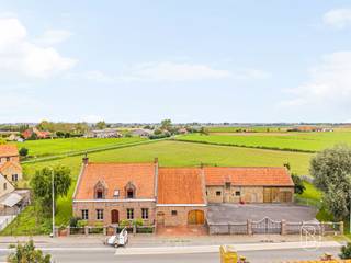 Deze karaktervolle hoeve biedt een combinatie van ruimte, rust en tal van mogelijkheden. Mogelijkheid 2,2 hectare extra grond bij te kopen. Ideaal voor doe-het-zelvers, zelfstandige, of mensen op zoek naar ruimte. Een enorme potentieel! Deze eigendom beschikt over een ruime schuur met meerdere garages + bergruimtes en een bijkomende zolder. Achteraan bevindt zich een afzonderlijke loods van ca. 120 m² met grote inrijpoort. De handige koer biedt bovendien parkeergelegenheid voor meerdere wagens.De woning beschikt over een ruime leefruimte met open keuken, eetkamer, wasplaats, kelder en apart toilet. Op de eerste verdieping bevinden zich vier slaapkamers en een badkamer. Daarnaast is er nog een ruime zolder die extra bergruimte biedt.Een groot deel van het perceel ligt in woongebied met landelijk karakter, het achterliggende gedeelte is gelegen in landschappelijk agrarisch gebied.Mogelijkheid bijkopen 2,2 extra hectares weiland. Een eigendom met veel ruimte en mogelijkheden, zowel voor wie wonen en werken wil combineren als voor wie op zoek is naar een landelijke omgeving.