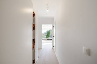 Welkom in Erembodegem, in het nieuwbouwproject aan de Brusselbaan 47. Het gebouw telt acht appartementen en beschikt over een lift en een fietsenstalling. De ligging is praktisch: de bushalte van De Lijn ligt voor de deur, het station van Erembodegem is op enkele minuten en de oprit van de E40 is vlakbij. Scholen, winkels en andere voorzieningen vind je in de buurt, en het centrum van Aalst bereik je snel.Het aanbod is gevarieerd. Er zijn appartementen met 1, 2 en 3 slaapkamers, van ca. 57 m² tot ca. 141 m², en elk appartement heeft een eigen indeling en een eigen buitenruimte. Op het gelijkvloers horen een terras en een private tuin bij de woning, op de verdiepingen een terras. De twee duplexen op de bovenste verdiepingen verdelen hun leefruimte en slaapkamers over twee niveaus. Parkeren kan op een staanplaats of in een garage, die je apart bij je appartement koopt.Het comfort is up-to-date. Alle appartementen worden gebouwd met de nieuwste technieken voor isolatie, ventilatie en energiezuinigheid, zodat het binnenklimaat het hele jaar aangenaam blijft en je energieverbruik laag is. De keuken richt je zelf in, met een budget van 15.000 excl. btw. Zo kies je zelf de stijl en de toestellen.Interesse in een van de appartementen? Vraag meer informatie aan, dan overlopen we samen de mogelijkheden en de prijzen.Aankoop aan 6% btw mogelijk.Sommige beelden werden met AI bewerkt en zijn louter informatief.