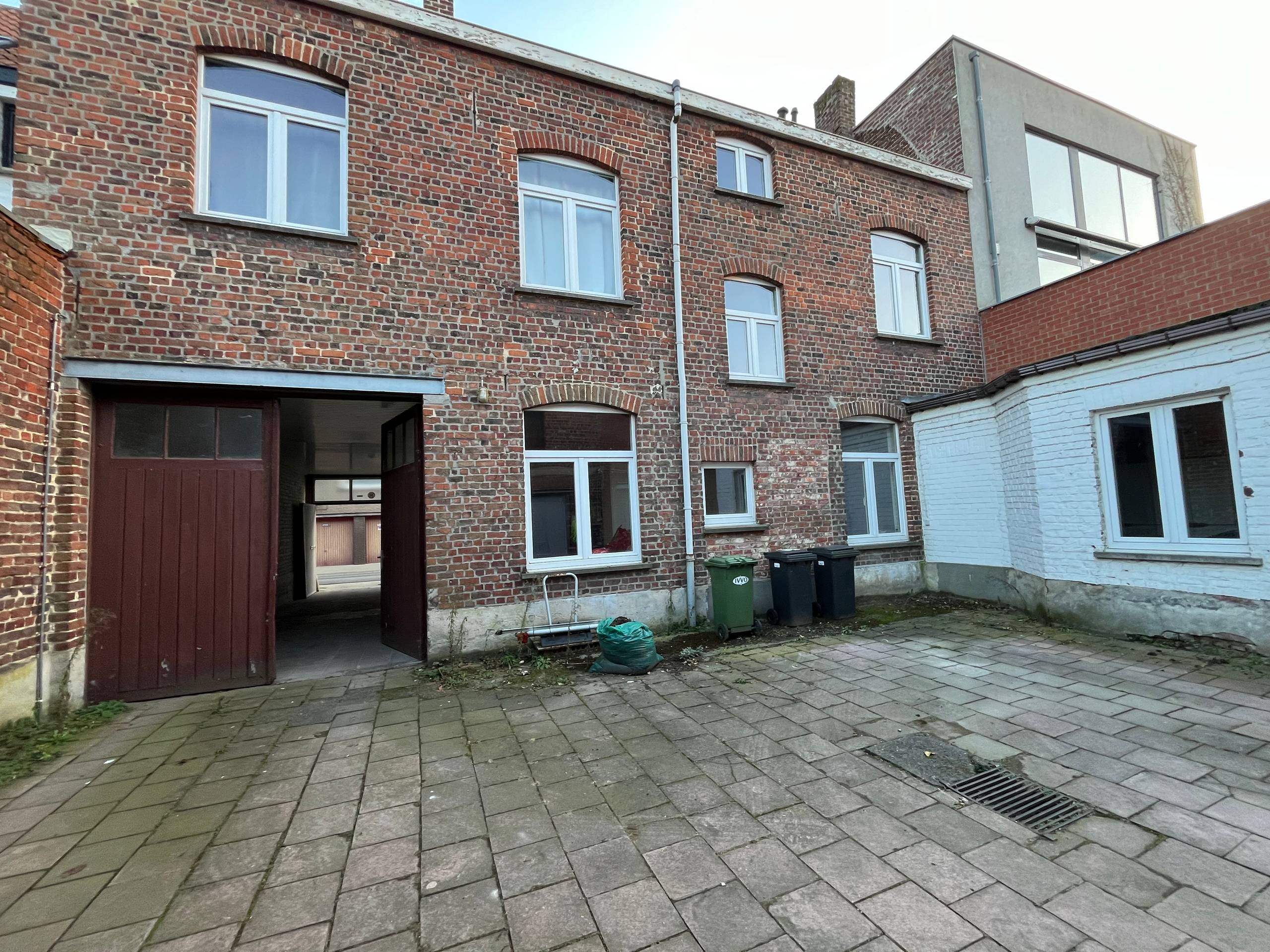 project met  2 appart.   (3 mogelijk)  en  3 garages - foto 2