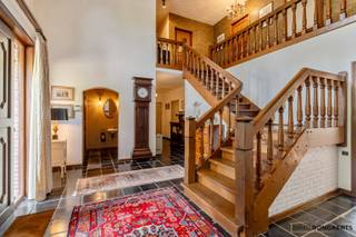 Op een perceel van maar liefst 21a45ca vinden we deze prachtige villa, gelegen in een rustige en aangename omgeving van Houthalen-Oost. De woning combineert ruimte, karakter en tal van mogelijkheden en is bijzonder geschikt voor een groot gezin, zelfstandigen of wie op zoek is naar een ruime gezinswoning met extra professionele mogelijkheden.<br /><br />Bij binnenkomst wordt u verwelkomd in een mooie, ruime inkomhal die meteen de statige uitstraling van de woning benadrukt. De prachtige leefruimte vormt het hart van de woning en beschikt over een indrukwekkende vide, wat zorgt voor een bijzonder gevoel van ruimte en licht.<br /><br />De woning beschikt verder over een ruime keuken, een praktische berging en een tweede tv-kamer/zithoek, ideaal als extra leefruimte, speelkamer of ontspanningsruimte.<br /><br />Een absolute troef is de afzonderlijke ruimte met eigen ingang, die vroeger dienstdeed als tandartspraktijk. Deze ruimte biedt vandaag tal van mogelijkheden voor een vrij beroep, kantoor, praktijk of zelfstandige activiteit, zonder dat de privéruimtes van de woning moeten worden betreden.<br /><br />Op de bovenverdieping bevinden zich maar liefst 6 slaapkamers en 2 badkamers, waaronder 2 slaapkamers met een eigen badkamer.<br /><br />Daarnaast beschikt de woning over een dubbele inpandige garage en een kelderruimte, waardoor er ook aan praktische bergruimte geen gebrek is.<br /><br />Buiten is er een mooie, grote tuin. Hier kan u genieten van rust en privacy, spelen met de kinderen of gezellige momenten met familie en vrienden doorbrengen.<br /><br />PLUSPUNTEN<br />* Groot perceel<br />* 6 slaapkamers<br />* 2 badkamers<br />* 2 slaapkamers met badkamer <br />* Tweede tv-kamer/zithoek<br />* Berging<br />* Dubbele inpandige garage<br />* Kelderruimte<br />* Aparte ruimte met eigen ingang, voormalig tandartspraktijk<br />* Prachtige, ruime tuin<br /><br />Een uitzonderlijke woning met karakter, ruimte en bijzonder veel mogelijkheden. Ideaal voor wie wonen en werken wil combineren of simpelweg op zoek is naar een royale gezinswoning op een prachtig perceel.