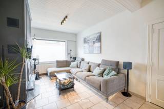 Op een boogscheut van het centrum, wandelwegen en het openbaar vervoer bevindt zich deze ruime en instapklare woning. Dankzij de vele natuurlijke lichtinval geniet de woning van een aangename en warme sfeer. De open keuken vormt samen met de leefruimte een gezellige plek en biedt bovendien een mooi zicht op de tuin.<br /><br />De woning beschikt over drie ruime slaapkamers en een verzorgde badkamer met zowel een ligbad als een douche. Daarnaast is er heel wat bergruimte aanwezig, wat zorgt voor extra praktisch comfort.<br /><br />Een absolute troef is de ruime garage, die niet alleen geschikt is voor het stallen van fietsen, brommers en moto's, maar ook voldoende plaats biedt voor gereedschap en allerhande materiaal.<br /><br />Ook op technisch vlak werd de woning goed onderhouden en vernieuwd. Zo werd het dak vernieuwd, zijn er zonnepanelen aanwezig en werd de condensatieketel vernieuwd. Daarnaast zorgt een warmtepomp voor het warme water.<br /><br />Buiten kunt u genieten van een grote, verzorgde tuin en een aangenaam terras, ideaal om tot rust te komen of gezellig samen te genieten van mooie dagen.<br /><br />Deze woning combineert ruimte, comfort en praktische voorzieningen met een uitstekende ligging nabij het centrum, wandelwegen en openbaar vervoer. Een ideale thuis voor wie op zoek is naar een verzorgde woning waar u zonder grote werken meteen kunt intrekken.