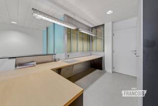 VEELZIJDIG GEBOUW OP TOPLOCATIE <br /><br />Op zoek naar een opvallende bedrijfslocatie met maximale visibiliteit, uitstekende bereikbaarheid én ruime parkeermogelijkheden? Dan is dit voormalige KBC-kantoor aan de Deken Camerlyncklaan 36 in Kortrijk een bijzonder interessante opportuniteit.<br /><br />Dit karaktervolle en imposante gebouw bevindt zich op een strategische commerciële locatie in Kortrijk-Zuid, nabij een belangrijke verbindingsas. Dankzij de ruime gevelbreedte, de sterke herkenbaarheid en de uitstekende zichtbaarheid beschikt het pand over alle troeven om uw onderneming een professionele en prominente uitstraling te geven.<br /><br />Het gebouw biedt royale, polyvalente en flexibel in te richten ruimtes, waardoor het geschikt is voor tal van professionele doeleinden. Denk onder meer aan kantoren, vrije beroepen, medische of paramedische praktijken, dienstverlenende bedrijven, showrooms of een combinatie van verschillende activiteiten of co-workingspaces, studentenhuisvesting,...<br /><br />De bestaande indeling kan worden aangepast aan de specifieke noden van de nieuwe eigenaar. De voormalige bankfunctie zorgt bovendien voor een representatieve uitstraling en een professionele ontvangstomgeving die meteen vertrouwen uitstraalt naar klanten, medewerkers of zakenrelaties.<br /><br />Een belangrijke troef van dit pand is de ruime parkeercapaciteit, zowel aan de voorzijde als aan de achterzijde van het gebouw. Klanten, medewerkers en bezoekers kunnen hierdoor vlot en comfortabel parkeren.<br /><br />Een dergelijke parkeermogelijkheid is vandaag een belangrijke meerwaarde voor een commerciële of professionele vestiging en verhoogt de praktische aantrekkelijkheid van het pand aanzienlijk.<br /><br />Het gebouw beschikt over 45 zonnepanelen, wat een belangrijke meerwaarde vormt op het vlak van energievoorziening en duurzaamheid. Deze installatie biedt niet alleen een interessant potentieel voor het beperken van de energiekosten, maar draagt eveneens bij aan een toekomstgerichte en duurzamere invulling van het gebouw.<br /><br />De combinatie van commerciële visibiliteit, een strategische ligging, ruime en flexibele oppervlaktes, een representatieve uitstraling, een aanzienlijke parkeercapaciteit en 45 zonnepanelen maakt van dit pand een bijzonder interessante opportuniteit voor ondernemers, vrije beroepers en investeerders.<br /><br />Een gebouw met een sterke professionele geschiedenis, dat vandaag klaarstaat voor een nieuwe invulling en een nieuwe toekomst.<br /><br /><ul><li>45 zonnepanelen<br /><br /></li><li>veelzijdig<br /><br /></li><li>strategische ligging<br /><br /></li><li>investeringsopportuniteit<br /><br />Contacteer ons snel voor een bezoek ter plaatse: Bel 051 47 48 47 of mail Tielt@immofrancois.be</li></ul>