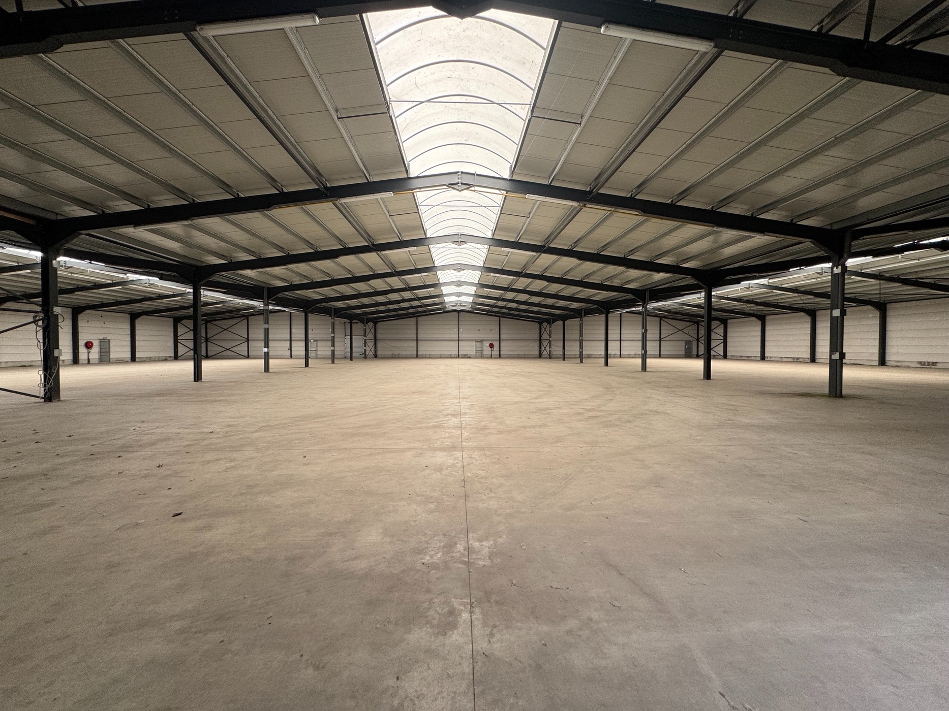 Ruim magazijn van 3.500 m² nabij de E40 en R4 - foto 2