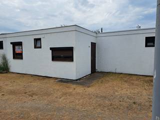 Cette maison de vacances meublé se situe sur la domaine de vacances De Grote Zeemeeuwen tout près des dunes de Coxyde / Oostduinkerke. Cette maison vous offre un living lumineux avec cuisine ouverte , 2 chambres à coucher , une salle de bains avec douche , une grande terrasse ensoleillée et un emplacement de voiture!