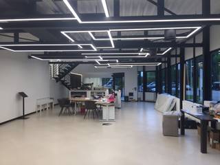 magazijn 1 van 800m² + magazijn 2 van 1.100m² + magazijn 3 van 695m² met mezzanine 320m² en kantoor 471m² en 121m² sociale ruimteOptie 2 :- kantoor...