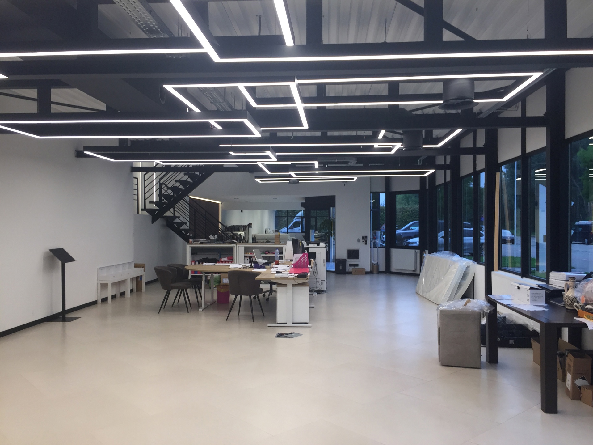 Magazijnen met mezzanine en gelijkvloerse showroom en kantoor - foto 2