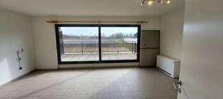Dit ruim duplex-appartement, op de eerste verdieping, met een goede verbinding is voorzien van een inkomhal met gastentoilet, lichtrijke...