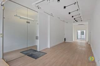 <p><span>Ce local commercial de plain-pied présente un agencement pratique et clair et se prête à diverses activités professionnelles ou commerciales. Dès l'entrée, on trouve un espace commercial de 35 m², idéal comme boutique, espace d'accueil ou salle de réception, avec un accès direct à une terrasse de 10,5 m² et au hall. Le hall donne accès aux toilettes. Plus loin dans le local, on trouve un deuxième espace de 29,5 m², qui peut être aménagé en espace commercial supplémentaire, en bureau, en cabinet ou en atelier. À côté se trouve également une petite cuisine, qui offre un confort supplémentaire. Grâce à la combinaison de ces espaces intérieurs, ce local se prête parfaitement à une profession libérale, à une activité de services ou à un commerce.</span></p>