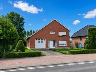 Deze statige eigendom is nieuw op de vastgoedmarkt. De ruime villa met een bewoonbare oppervlakte van 197m2 werd in 1966 gebouwd met aandacht voor duurzaamheid en functionaliteit.<br /><br />Het rechthoekig perceel met zonnige oriëntatie bestaat uit 2 loten (800m2 &amp; 768,5m2) die tevens achteraan een uitweg bieden met een bijkomende garage als extra troef. Met zijn karakteristieke uitstraling en ruime indeling biedt deze woning een unieke kans voor renovatie en modernisering naar jouw eigen smaak en wensen.<br /><br />Geniet van de rust en privacy die het grote perceel biedt, terwijl je toch profiteert van de gunstige ligging nabij voorzieningen en vlotte verbindingen.<br /><br />De villa bestaat uit volgende indeling op het gelijkvloers; een inkomhal, ruime lichtrijke leefruimte (38m2), een keuken met ontbijthoek en directe toegang tot de functionele kelder, ruime garage (45m2), bergplaats en apart toilet;<br /><br />Op de eerste verdieping bevindt zich de nachthal, 3 volwaardige slaapkamers (13, 15, 21m2), badkamer met ligbad - enkele wastafel &amp; toilet, een zolderruimte waar nog een 4de slaapkamer/polyvalente kamer kan bijgemaakt worden.<br /><br />Op de tweede verdieping is er een stockage zolder aanwezig.<br /><br />EPC 531 (F-Label) UC3114800<br /><br />+ Ruime villa met enorm veel mogelijkheden<br />+ Rechthoekig perceel van 1568m2 (bestaande uit 2 loten)<br />+ Uitweg achteraan met bijhorende externe garage <br />+ Regenput alsook steenput aanwezig<br />+ Condenserende ketel vernieuwd in nov '22<br />+ Deels dubbele en HR beglazing (incl elektr rolluiken)<br />+ 4de slaapkamer mogelijk<br /><br />* Bepaalde afbeeldingen zijn digitaal gevisualiseerd en geven een indruk van hoe de woning kan worden ingericht. <br /><br />KOOP DEZE TOPPER RECHTSTREEKS VAN DE EIGENAARS!<br /><br />immo.carton@gmail.com<br /><br />DEZE EIGENDOM WORDT VERKOCHT ZONDER VASTGOEDMAKELAAR!<br /><br />Ook beslist om uw eigendom te verkopen? Bespaar de makelaar dankzij de reeds bewezen succesformule van home2sell.