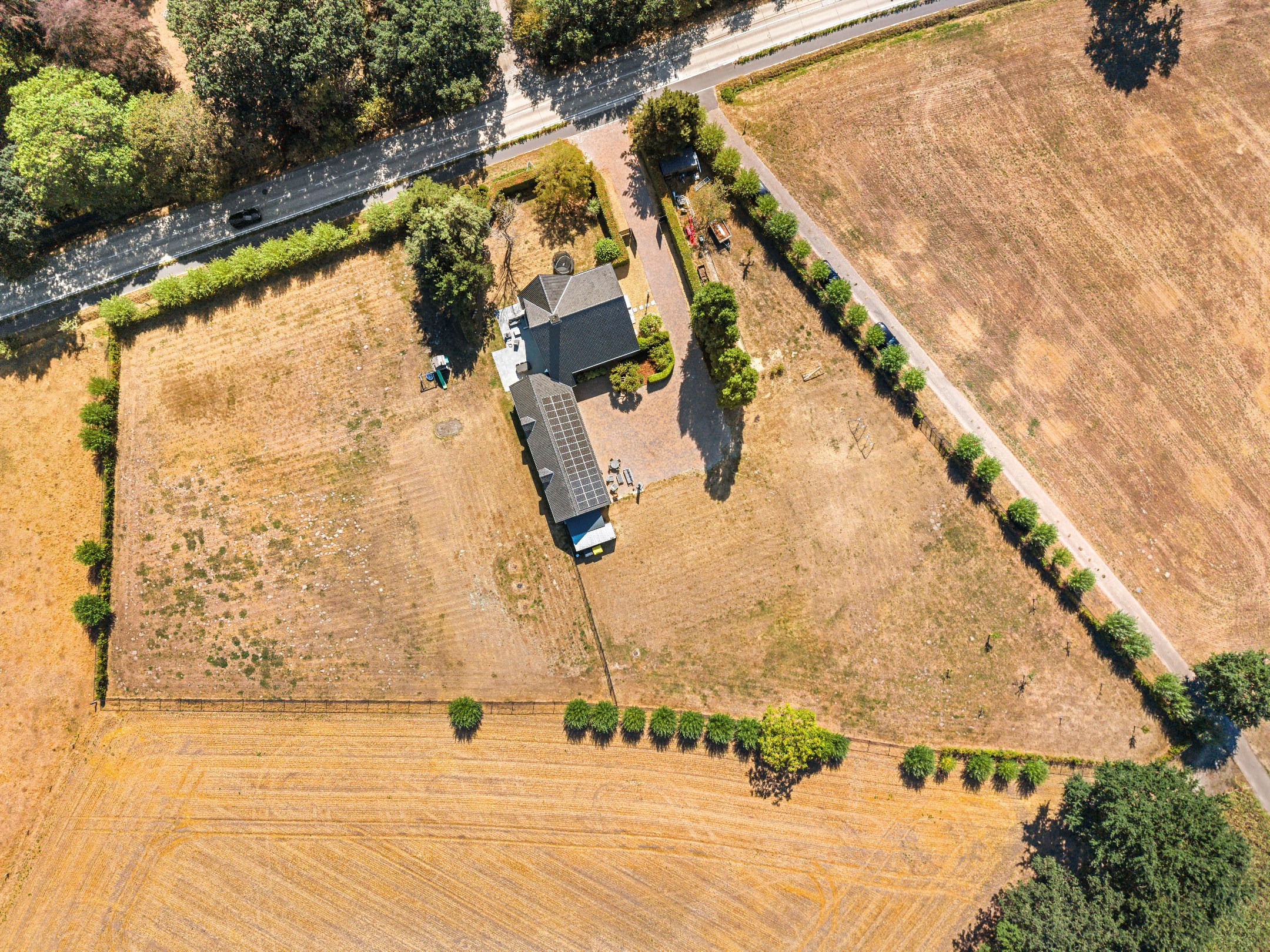Karaktervolle villa op uitzonderlijk domein van 9.200 m² met loft, atelier en extra woonunit - foto 4