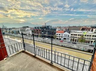 Dit gemeubeld en instapklaar appartement, opgeleverd in 2011, bevindt zich op de 6de verdieping in de perfect onderhouden residentie “Waterview”...