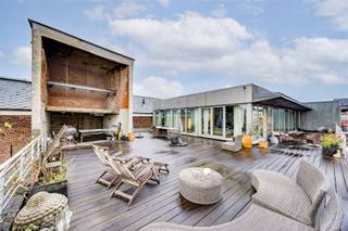 <p><span>Prachtige penthouse van ca 147 m²</span><span> (cfr EPC) met </span><span>magnifiek dakterras van ca 100m²</span><span> gelegen aan de ingang van het </span><span>Groen Kwartier!</span></p><p><span> </span></p><p><span>Door de vele ramen baadt deze loft in een </span><span>oase van licht</span><span>. Met </span><span>Zurenborg </span><span>en </span><span>Berchem station</span><span> op wandelafstand, zit je meteen overal vlakbij. Alle hippe bars, restaurants en places-to-be op amper 5 minuutjes stappen. En het </span><span>park van het Groen Kwartier</span><span> als je eigen tuin en terras.</span></p><p><span> </span></p><p><span>Indeling:</span></p><p><span>- gelijkvloers gemeenschappelijke inkomhal met traphal en lift</span></p><p><span>- de loft bevindt zich op de 2de verdieping</span></p><p><span>- ruime en zonnige leefruimte</span></p><p><span>- open geïnstalleerde keuken voorzien van alle moderne comfort </span></p><p><span>- slaapkamer 1</span></p><p><span>- slaapkamer 2</span></p><p><span>- mogelijkheid tot bijmaken van 3e ruime slaapkamer</span></p><p><span>- badkamer met ligbad, toilet en lavabo in meubel</span></p><p><span> </span></p><p><span>Troeven</span></p><p><span>- top ligging in Antwerpen</span></p><p><span>- gunstig EPC</span></p><p><span>- CV individueel op gas</span></p><p><span>- vrij bij akte</span></p><p><span>- aparte nutsvoorzieningen (water, gas en elektra)</span></p><p><span> </span></p><p><span>Ben jij geïnteresseerd in deze loft te koop in het Groen Kwartier, ben je op zoek naar ander vastgoed, een investering of wens je de waarde van jouw eigendom te kennen? Dan ben je bij BOLT immo aan het juiste adres! Wij helpen jou graag verder.</span><span> </span></p><p><span> </span></p>