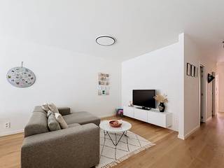 Dit kwalitatieve appartement uit 2019 op de Grotesteenweg combineert stijlvol comfort op parket en vloerverwarming met een uitstekende bereikbaarheid. Wonen in Berchem betekent dat je werkelijk alles bij de hand hebt: van gezellige buurtwinkels tot snelle verbindingen naar de Antwerpse binnenstad en de belangrijke invalswegen.<br /><br />Indeling van het appartement op de eerste verdieping met lift:<br /><br />Inkomhal: centrale ontvangsthal die toegang biedt tot alle ruimtes.<br />-Zeer ruime en lichtrijke woonkamer op parket met een moderne, volledig geïnstalleerde open keuken. <br />-Terras vooraan aansluitend op de leefruimte.<br />-Slaapkamer 1: volwaardige master bedroom op kwalitatieve parketvloer met toegang tot het terras achteraan<br />-Slaapkamer 2: wordt momenteel gebruikt als bureauruimte<br />-Terras achteraan: Rustig gelegen terras aan de achterzijde van het gebouw.<br />-Badkamer met een inloopdouche, dubbel lavabomeubel en handdoekdroger<br />-Zeer ruime berging met aansluiting voor wasmachine en droogkast<br />-Toilet apart<br /><br />Bijzonderheden:<br /><br />-Energiezuinig: Uiterst gunstige EPC-score A<br />-Afwerking: Parketvloer met comfortabele vloerverwarming<br />-Buitenruimte: Twee terrassen (voor- en achteraan)<br />-Parkeren: Ondergrondse autostaanplaats inbegrepen<br />-Gemeenschappelijke fietsenberging aanwezig<br />-Kosten: Maandelijkse gemeenschappelijke kosten voorschot € 70<br />-Garage verplicht bij te huren aan 115 euro/maand<br />-Beschikbaarheid: Te huren vanaf 01/11<br />