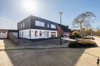 <p><strong><span>Volledig gerenoveerde ruime gezinswoning met 6 slaapkamers op perceel van 693 m²</span></strong></p>
<p><span>In een rustige omgeving bevindt zich deze volledig gerenoveerde en instapklare woning met maar liefst </span><strong><span>6 slaapkamers en 4 badkamers</span></strong><span>. Dankzij de ruime indeling en het grote perceel van </span><strong><span>693 m²</span></strong><span> biedt deze woning een ideale combinatie van comfort, ruimte en energiezuinig wonen.</span></p>
<p><span>De woning beschikt over een </span><strong><span>bewoonbare oppervlakte van 324 m²</span></strong><span> en werd grondig gerenoveerd, waardoor ze voldoet aan de hedendaagse woonnormen. Het </span><strong><span>EPC-label B</span></strong><span> garandeert bovendien een goede energieprestatie.</span></p>
<p><span>Binnenin geniet u van een lichtrijke leefruimte met een aangename connectie naar de keuken en de tuin. De woning biedt tal van mogelijkheden voor grote gezinnen, samengestelde gezinnen of wie nood heeft aan extra ruimte voor hobby, bureau of logeerkamers. Met </span><strong><span>6 volwaardige slaapkamers</span></strong><span> en<strong> 4</strong></span><strong><span><strong> b</strong>adkamers</span></strong><span> is comfort voor het hele gezin verzekerd.</span></p>
<p><span>Buiten vindt u een </span><strong><span>ruim perceel van 693 m²</span></strong><span> met voldoende tuinruimte om te ontspannen, te spelen of gasten te ontvangen.</span></p>
<p><strong><span>Troeven van deze woning:</span></strong></p>
<ul>
<li>
<p><span>Volledig gerenoveerd en instapklaar</span></p>
</li>
<li>
<p><span>6 ruime slaapkamers</span></p>
</li>
<li>
<p><span>4 badkamers</span></p>
</li>
<li>
<p><span>Bewoonbare oppervlakte van 324 m²</span></p>
</li>
<li>
<p><span>Perceel van 693 m²<br /></span></p>
</li>
<li>
<p><span>Energiezuinig met </span><strong><span>EPC-label B<br /></span></strong></p>
</li>
<li>
<p><span>Ideaal voor grote gezinnen of wie veel ruimte zoekt</span></p>
</li>
</ul>
<p><span>Bent u op zoek naar een </span><strong><span>ruime, energiezuinige en instapklare woning</span></strong><span> met veel kamers? Dan is deze eigendom zeker een bezoek waard.</span></p>