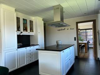 Alleenstaande woning met aangename en volledig omheinde tuin.<br />Er is een grote vrijstaande garage (ca 32m²) en een tuinpoortje als uitweg voor fietsen en tuingerief.<br /><br />Indeling als volgt: inkomhal met gastentoilet, koele berging, ruime living, grote en kwalitatieve leefkeuken met zithoek en alle comfort. Aansluitend is er een wasplaats en een bergruimte.<br /><br />De tuin en terras zijn bereikbaar vanuit de wasplaats of via het schuifraam in de zithoek van de keuken.<br /><br />Boven zijn er drie slaapkamers, badkamer met ligbad, lavabo en toilet. De ruime zolder is bereikbaar via een plooitrap en is volledig geïsoleerd.<br /><br />Overal dubbele beglazing met rolluiken, 16 zonnepanelen, verwarming met accumulatie.<br />Nieuwe houtcassette in de living.<br />Elektrische installatie conform.<br />Twee nieuwe Velux ramen vooraan.