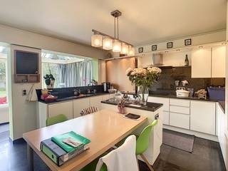 <strong>Bezoek en meer info graag per mail ! ==> peter@immoseed.be</strong><br /><br />Royale villa in rustige, groene omgeving nabij Ettelgem<br />Deze ruime, vrijstaande villa uit 1991 combineert comfort, ruimte en een rustige ligging. De woning bevindt zich nabij het natuurdomein De Hoge Dijken en op korte afstand van het centrum van Ettelgem.<br /><br />Bij binnenkomst wordt u verwelkomd in een ruime inkomhal met een afzonderlijk toilet. De lichtrijke woonkamer beschikt over een gezellige houtkachel en sluit naadloos aan op de volledig uitgeruste keuken. Vanuit de keuken heeft u rechtstreeks toegang tot de veranda, waar u heerlijk kunt genieten van het zicht op de prachtig aangelegde en volledig omheinde tuin.<br /><br />Op het gelijkvloers bevindt zich daarnaast een ruime slaapkamer met praktische maatwerkkasten, een badkamer en een inpandige garage.<br /><br />De eerste verdieping omvat drie volwaardige slaapkamers. Eén van de slaapkamers is uitgerust met een systeem voor zowel koeling als verwarming. De ruime overloop biedt bovendien de mogelijkheid om ingericht te worden als bureauruimte, hobbyruimte of extra werkplek.<br /><br />Deze instapklare villa biedt dankzij haar royale indeling en aangename tuin tal van mogelijkheden en is onmiddellijk beschikbaar.<br /><br /><strong>Praktische informatie</strong><br />
<ul>
<li>Huurprijs: € 1.280 per maand</li>
<li><strong>Bezoek op aanvraag ==> peter@immoseed.be</strong></li>
<li>Centrale verwarming op aardgas op het gelijkvloers</li>
<li>Verwarming op elektriciteit op de eerste verdieping</li>
<li>Regenwater aanwezig</li>
<li>Instapklaar</li>
<li>Beschikbaar vanaf 01/12/2026</li>
<li>EPC: label B</li>
</ul>
