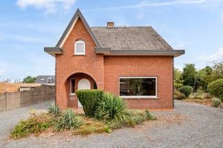 <strong>Vrijstaande woning op een prachtig perceel van 1.132 m².</strong><br /><br />Op zoek naar een woning met ruimte, privacy en mogelijkheden?<br />Deze vrijstaande woning in Itegem is rustig gelegen en biedt dankzij het ruime perceel heel wat potentieel.<br /><br /><strong>Omvat:</strong><br />Gelijkvloers: inkomhal, woonkamer, keuken, berging, apart toilet en wasplaats.<br />Verdieping: 3 slaapkamers en badkamer<br />Zolder<br />Buiten geniet je van een ruime tuin, een overdekt terras en een tuinberging.<br />Daarnaast beschikt de woning over een garage.<br /><br /><strong>Extra info:</strong><br />Ramen met dubbele beglazing<br />Rolluiken<br />Centrale verwarming op stookolie<br />Renovatieplicht: EPC 798 kWh/m²/jaar – energielabel F.<br /><br />Een woning met een stevige basis en vooral veel potentieel, ideaal voor wie bereid is de woning verder te moderniseren.<br /><br /><strong>Ontdek deze woning online</strong><br />Bekijk alvast de interactieve grondplannen en foto's op onze website:<br />🌐 www.wijns.be<br /><br /><strong>Interesse?</strong><br />Contacteer ons vandaag nog voor meer informatie of een bezoek ter plaatse.<br />📞 0473/33 33 33<br />✉️ philip@wijns.be
