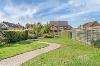 In een rustige buurt van Opglabbeek vindt u deze verrassend ruime gezinswoning (213m² bruikbare vloeroppervlakte) met 5 slaapkamers. Opglabbeek is een dynamische deelgemeente van  Oudsbergen en is ondermeer gekend om de uitgestrekte natuur, het verenigingsleven en de uitgebreide sportfaciliteiten. Zowel Bree, Genk als de oprit van de E314 zijn met de wagen binnen 15 minuten bereikbaar. <br />De woning is gebouwd in 1950, maar is volledig gerenoveerd en perfect onderhouden. Het dak is vernieuwd in 2017 (antraciet dakpannen), er zijn zonnepanelen geïnstalleerd in 2021 (4.950 wp), er is een nieuwe badkamer geplaatst in 2023. De vaste trap naar de zolder met verbouwing tot slaapkamer dateren uit 2018. De volledig geïnstalleerde keuken is geflankeerd door een kleine patio die zorgt voor extra lichtinval.<br />Gelijkvloers is er één slaapkamer, op de eerste verdieping zijn er 3 slaapkamers en op de tweede verdieping is de 5de slaapkamer. Samen met grote leefruimte maken de slaapkamers de woning uitermate geschikt voor grote (nieuw samengestelde) gezinnen.<br />Aan de achterkant van de woning is er een charmant overdekt terrasje en een vrijstaande garage. Bijkomende troef is de schitterende achterliggende tuin: netjes aangelegd, zuidwaarts georiënteerd en met voldoende privacy.<br /><br />INDELING:<br /><br />Gelijkvloers (±140m²):<br />- Inkomhal met trap<br />- Eetkamer<br />- Zithoek<br />- Keuken<br />- Patio<br />- Sas<br />- Badkamer<br />- Toilet<br />- Berging/technische ruimte<br />- Slaapkamer<br />- Overdekt terras<br /><br />Verdieping (±55m²):<br />- Nachthal<br />- Slaapkamer<br />- Slaapkamer<br />- Slaapkamer<br /><br />Verdieping 2 (±18m²):<br />- Slaapkamer<br /><br />Kelder (±8m²)<br /><br />Vrijstaande garage (±35m²)<br /><br />TROEVEN:<br />- Grote gezinswoning met 213m² bruikbare vloeroppervlakte<br />- Schitterend zuidelijk georiënteerd perceel met veel privacy (1.325m²!)<br />- Gunstig EPC<br />- Elektriciteit AREI conform<br />- School, winkels, recreatie, sportclubs, verenigingen... op fietsafstand<br />- Genk en E314 binnen 15 minuten bereikbaar<br />- Opglabbeek is een dynamische deelgemeente van Oudsbergen met vele troeven