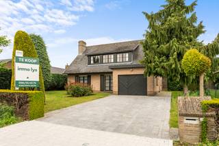 TOPLOCATIE! Ontdek deze ruime, op te frissen/te renoveren alleenstaande villa met 4 slaapkamers en inpandige garage, gelegen op een...
