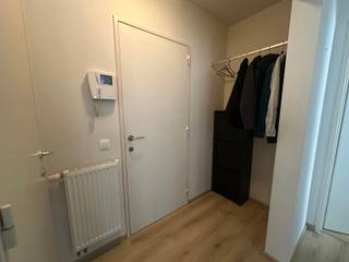<p>Centraal gelegen gelijkvloers appartement. <br /><br />Dit gelijkvloers appartement is gelegen in hartje Geel en beschikt over een gunstig EPC. <br /><br />Het is als volgt ingedeeld: lichtrijke woonkamer met aansluitend gedeeltelijk geïnstalleerde open keuken, apart toilet, inkom en één slaapkamer met aansluitende badkamer.<br />Een autostaanplaats is inbegrepen in de prijs alsook een zeer ruime berging ondergronds. <br /><br />Onmiddellijk beschikbaar.<br /><br />Troeven?<br /><br />- Gunstig EPC<br />- Uitstekende locatie<br />- Verlichting en lamellen voorzien<br />- Autostaanplaats inbegrepen<br />- Geen gemeenschappelijke kosten! <br /><br />Heb je interesse? Vraag uw bezoek aan via onze website https://www.immovl.be/te-huur/list en druk op de knop <strong>'IK WENS EEN BEZOEK'</strong>.</p>