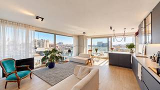 <p><strong><span>Luxueus wonen met prachtig zicht op het Centraal Station, op een toplocatie in Antwerpen!</span></strong></p>
<p><span>Dit hoogwaardig afgewerkte één slaapkamer appartement, gelegen op de zuidoostelijke hoek van het gebouw, biedt een uitzonderlijk uitzicht over de stad en het Centraal Station.</span></p>
<p><strong><span>Indeling:</span></strong></p>
<p><span>Via de inkomhal bereikt u de lichtrijke leefruimte met grote raampartijen die zorgen voor een aangename natuurlijke lichtinval en een prachtig panoramisch uitzicht.</span></p>
<p><span>De volledig ingerichte keuken is met oog voor detail afgewerkt en voorzien van de gebruikelijke toestellen. Verder beschikt het appartement over één comfortabele slaapkamer en één stijlvol afgewerkte badkamer.</span></p>
<p><strong><span>Gemeenschappelijke kosten:</span></strong><span> € 100 per maand.</span></p>
<p><span>Gelegen op een boogscheut van het Centraal Station, het Stadspark en tal van winkels en horecagelegenheden, combineert dit appartement luxueus wooncomfort met een uitstekende centrale ligging.</span></p>