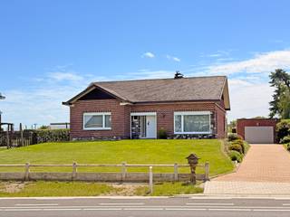 <p>Te koop: open bebouwing in Tielt-Winge, gelegen aan de Diestsesteenweg, in een groene en landelijke omgeving met vrij zicht.</p><p><br /></p><p>Bekijk de woning hier alvast volledig virtueel zowel binnen als buiten.</p><p><br /></p><p>Deze woning uit 1967 biedt een solide basis voor wie op zoek is naar ruimte en rust. Met een perceel van 1459 m² geniet je van een royale tuin, ideaal voor buitenactiviteiten of ontspanning. De ligging is bijzonder praktisch: nabij scholen, openbaar vervoer en invalswegen, waardoor zowel het dagelijkse leven als wooncomfort optimaal zijn. De woning beschikt over drie slaapkamers en één badkamer, en biedt mogelijkheden voor modernisering naar eigen smaak.</p><p><br /></p><p>Belangrijkste ruimtes:</p><p>• Woonkamer met veel lichtinval en toegang tot de veranda</p><p>• Keuken met dubbele spoelbak, keramische kookplaat, oven, koelkast, diepvries, microgolfoven en dampkap</p><p>• Drie slaapkamers</p><p>• Badkamer met douche en wastafel in meubel</p><p>• Berging met dubbele spoelbak</p><p>• Garage</p><p>• Kelder met ketelruimte</p><p>• Zolder</p><p>• Tuin (1459 m²) met vrij zicht</p><p><br /></p><p>Troeven:</p><p>• Ruim perceel van 1459 m² in groene, landelijke omgeving</p><p>• Praktische ligging nabij scholen, openbaar vervoer en invalswegen</p><p>• Vrij zicht en veel privacy</p><p><br /></p><p>Neem vandaag nog contact op met je ERA-makelaar voor een bezoek.</p><p><br /></p><p>JOUW DROOMHUIS. ZO GEVONDEN!</p>