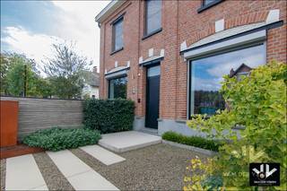 Luxueus afgewerkte en energiezuinige ruime woning met vier slaapkamers en guesthouse met tal van mogelijkheden op centrale (maar toch...