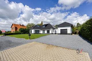 <p>Vous recherchez une maison dans laquelle vous pouvez emménager immédiatement ? Cette magnifique maison ouverte située à Diepenbeek a été entièrement rénovée en 2026, ce qui signifie que tout y est neuf. Des finitions aux installations techniques : la maison est parfaitement préparée pour l'avenir et, de surcroît, très économe en énergie.</p><p>Avec une surface habitable de 254 m² et un terrain de pas moins de 2 070 m², l'espace ne manque pas, tant à l'intérieur qu'à l'extérieur. La maison dispose de 4 chambres, 2 salles de bains et 3 toilettes, ce qui la rend parfaitement adaptée aux besoins d’une famille ou de ceux qui aiment vivre dans un espace spacieux.</p><p>Le grand jardin offre de nombreuses possibilités pour se détendre, jouer ou profiter de la verdure environnante et de l’intimité qu’offre une maison individuelle.</p><p>Une maison prête à emménager sur un terrain exceptionnel, entièrement rénovée et aménagée selon les normes actuelles. <br />Découvrez par vous-même ce que cette propriété unique à Diepenbeek a à offrir et planifiez votre visite dès aujourd’hui. Contactez sans tarder Lauren de Gilles Vastgoed au +32 468 36 79 51 ou envoyez-lui un e-mail à l’adresse lauren@gillesvastgoed.be</p>