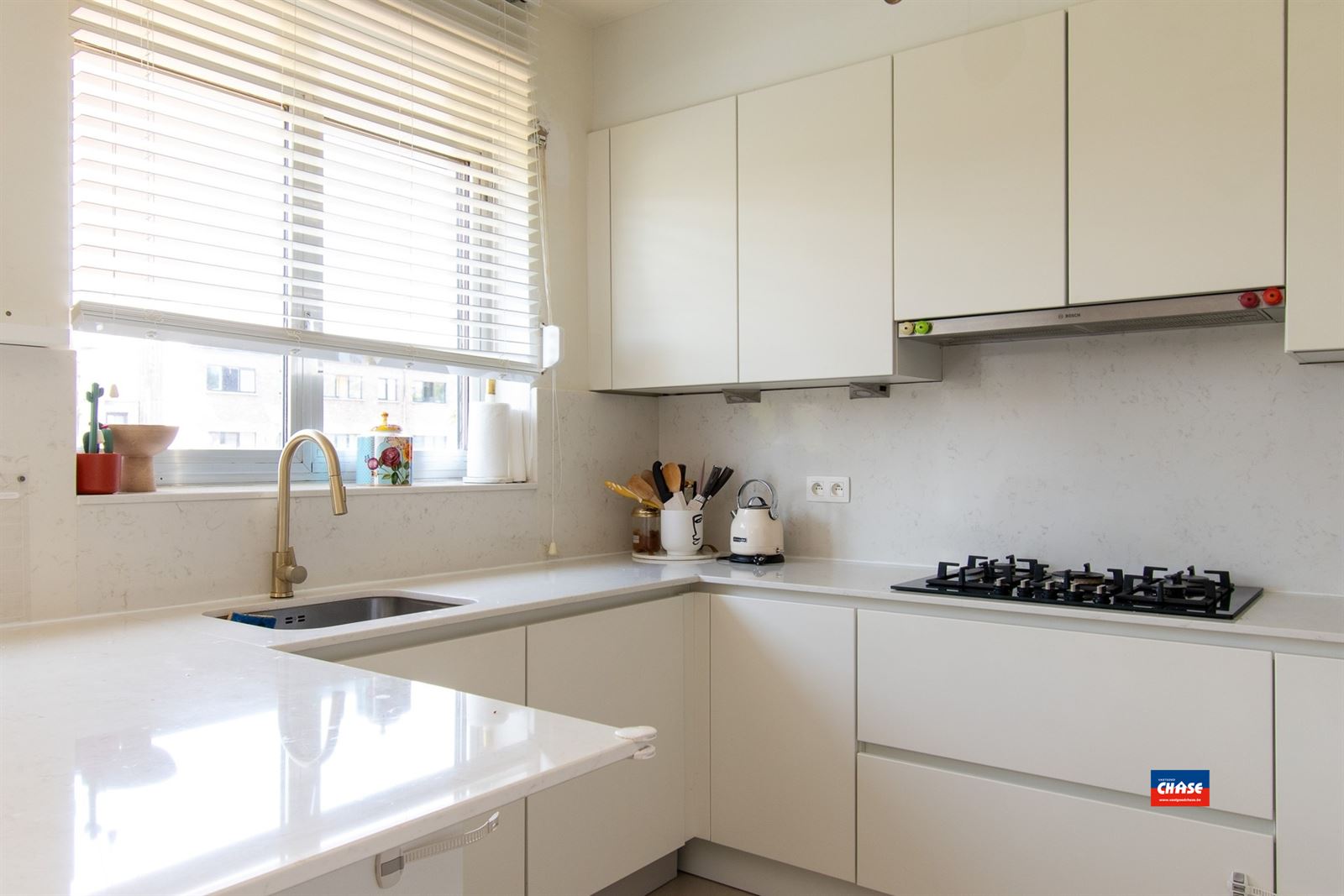Gerenoveerde woning met 3 slpks, tuin en 2 garages - foto 4