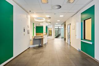 <span>Op een uitstekende locatie in Putte bevindt zich dit veelzijdig opbrengsteigendom in combinatie met enorm veel mogelijkheden. Samen vormen ze een interessante vastgoedopportuniteit op een centrale locatie met uitstekende bereikbaarheid via de belangrijkste invalswegen. Het geheel biedt tal van mogelijkheden, zowel professioneel als residentieel én een potentieel aantrekkelijk huurrendement.</span><br /><br /><u><span>Het handelspand</span></u><span> (gelijkvloers en eerste verdieping)</span><br />U betreedt het pand via een ruime inkomhal, perfect geschikt om in te richten als vestiaire en/of wachtzaal. Het gelijkvloers beschikt over diverse bureauruimtes, een keuken met eetruimte, sanitair en een praktische berging met plaats voor een printer.<br />De eerste verdieping biedt een polyvalente ruimte die flexibel kan worden ingedeeld. Momenteel is deze ingericht met meerdere kantoorruimtes/vergaderzaal, evenals een wasruimte (badkamer) met een afzonderlijk toilet.<br /><br /><u><span>Het duplex-appartement</span></u><span> (tweede en derde verdieping)</span><br />U betreedt het appartement via aparte inkomhal met vestiaire, een apart gastentoilet en een praktische berging. De lichtrijke leefruimte biedt tal van inrichtingsmogelijkheden voor een gezellige zithoek en een aangename eetplaats, die naadloos aansluit op het westgericht terras waar u in alle rust van de namiddag- en avondzon kunt genieten. De keuken is functioneel ingericht en voorzien van de voornaamste toestellen.<br />Op de derde verdieping leidt de nachthal naar drie volwaardige en ruime slaapkamers. De badkamer is compleet uitgerust met een dubbele lavabo, een douchebad en een extra bergruimte die perfect kan dienen als dressing. Daarnaast beschikt deze verdieping eveneens over een afzonderlijk toilet, wat het comfort van het appartement verder verhoogt.<br /><br />Het appartement is momenteel verhuurd, wat het ook bijzonder interessant maakt als investering met onmiddellijk rendement.<br /><br /><strong>Een bijzondere troef van dit pand is de uitzonderlijke flexibiliteit in indeling. Zo kan het moeiteloos worden opgesplitst in een handelsgelijkvloers, een appartement op de eerste verdieping en een duplexappartement op de tweede en derde verdieping.<br />Uiteraard heeft u ook de mogelijkheid om de huidige indeling te behouden, volledig afgestemd op uw eigen wensen en behoeften.</strong><br /><br /><span>Dit is een uitstekende opportuniteit als u op zoek bent naar een opbrengsteigendom met enorm veel mogelijkheden op een centrale locatie te Putte. Contacteer ons voor meer informatie op 0479 47 09 61 of neem een kijkje op www.boonstravastgoed.be.</span><br /><br /><span>Bijzonderheden:</span><br /><span>- Veel indelingsmogelijkheden</span><br /><span>- Aantrekkelijk huurrendement<br />- Interessante vastgoedopportuniteit</span>
