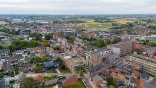 Opbrengsteigendom, Residentie ALLEGRO met 6 appartementen in Tielt<br /><br />Residentie ALLEGRO bestaat uit zes ruime leefappartementen en biedt een aantrekkelijke combinatie van locatie, rendement en toekomstpotentieel. Een buitenkans voor investeerders die op zoek zijn naar een degelijk vastgoedproject met mogelijkheden tot renovatie en/of verhuur.<br /><br />Het gebouw telt drie volwaardige bouwlagen en is ontworpen met het oog op functionaliteit en efficiënt beheer. De huidige indeling maakt het gemeenschappelijk onderhoud eenvoudig en kostenefficiënt.<br /><br />Vandaag zijn 2 van de 6 appartementen verhuurd. De oppervlaktes variëren tussen 80 m² en 120 m², telkens met 2 of 3 slaapkamers. Dankzij de gunstige ligging vlak bij het centrum van Tielt beschikken huurders over alle voorzieningen in de onmiddellijke omgeving: winkels, scholen, openbaar vervoer en het station.<br /><br />Enkele kenmerken:<br /><br />Appartementen tussen 80 m² – 120 m²<br /><br />Elk appartement beschikt over 2 terrassen (uitgezonderd de gelijkvloerse appartementen)<br /><br />Gelijkvloerse appartementen met aparte inkom<br /><br />Overzichtelijke EPC-scores per appartement:<br /><br />App. 1: 444 kWh/m²<br /><br />App. 2: 427 kWh/m²<br /><br />App. 3: 278 kWh/m²<br /><br />App. 4: 223 kWh/m²<br /><br />App. 5: 349 kWh/m²<br /><br />App. 6: 334 kWh/m²<br /><br />Troeven:<br /><br />Rendement op korte termijn door onmiddellijke verhuurmogelijkheden<br /><br />Meerwaarde op lange termijn via renovatie en optimalisatie<br /><br />Uitstekende ligging nabij het centrum van Tielt<br /><br />Grijp deze unieke investeringskans en ontdek het volledige potentieel van Residentie ALLEGRO!<br />Contacteer ons vandaag nog voor meer informatie of een bezoek.