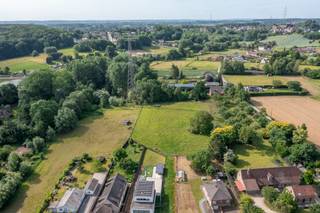 <p>Deze uitzonderlijke bouwgrond van 66a in Schepdaal biedt een unieke kans om een villa te bouwen op een locatie waar rust, privacy en natuur centraal staan. Gelegen in een rustige straat en achterin het perceel, geniet deze bouwgrond van een bijzonder serene omgeving met open zichten over het omliggende landschap.</p><p>De bouwgrond is bereikbaar via een lange private inrit, wat zorgt voor een discrete toegang en een gevoel van afzondering. Deze opstelling maakt het perceel bijzonder geschikt voor wie op zoek is naar een exclusieve woonbeleving in een groene en rustige omgeving, zonder volledig afgezonderd te zijn.</p><p>Met een oppervlakte van 66a biedt dit perceel ruime mogelijkheden voor het realiseren van een alleenstaande villa. De bouwvoorschriften laten de oprichting toe van een residentiële eengezinswoning op één niveau, wat ideaal is voor wie comfortabel en toekomstgericht wil wonen. De maximale bebouwde oppervlakte bedraagt 300m², binnen een bouwzone van maximaal 20m op 20m.</p><p>Dankzij de gunstige oriëntatie geniet het perceel van een optimale lichtinval gedurende de dag en kan de woning perfect worden ingeplant om maximaal te profiteren van het uitzicht en de zon. De omliggende natuur en vergezichten zorgen voor een bijzonder aangenaam woonkader waar rust en ruimte centraal staan.</p><p>Ondanks de rustige ligging bevindt deze bouwgrond zich op een vlot bereikbare locatie in Schepdaal, met een goede verbinding naar belangrijke invalswegen en omliggende gemeenten. Hierdoor combineert het perceel een landelijke sfeer met een praktische bereikbaarheid.</p><p>Dit perceel vormt een zeldzame opportuniteit voor wie droomt van het bouwen van een villa op maat op een unieke locatie. Ontdek de mogelijkheden en laat je inspireren door de troeven van deze bouwgrond.</p>