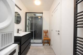 Deze gerenoveerde woning heeft een uitstekende mobiscore vlakbij openbaar vervoer, supermarkt, sportclub, scholen en A12. De woning ligt op een boogscheut van de Wandeldijk aan de Rupel en het bos Walenhoek. <br /><br />INDELING: Inkomhal - Ingerichte leefruimte op steentapijt voorzien van gashaard - recent vernieuwde keuken met lichtkoepel voorzien van alle comfort - volledig vernieuwde achterbouw met badkamer voorzien van douche, lavabo en toilet - wasruimte. Bij de achterbouw werden bovendien alle leidingen, het dak en de isolatie aangepakt. Verdieping 1 omvat een ruime slaapkamer voorzien van airco en een slaapkamer/bureau met rechtstreeks toegang tot het Zuid terras. Extra mezzanine/bergzolder. De woning heeft een kelder en beschikt over voldoende opslag- en bergruimte.<br /><br />BIJZONDERHEDEN: Woning in dorpskern op 2 min. van bushalte. P&amp;G score: A - EPC 193 UC 2622723 - Beschikbaar bij akte<br />Meer info? Bel 03 361 51 51 of via info@yvesvanpelt.be