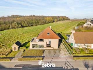 Vlak bij het centrum van Tielt vindt u deze recente en instapklare kantoorruimte met een ruim duplex-appartement met drie slaapkamers. Dit eigendom...