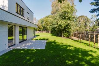 Ligging<br /><br />In een groene en rustige omgeving op de grens van Gent en Zwijnaarde vindt u deze moderne nieuwbouwvilla. Dankzij de nabijheid van diverse invalswegen geniet u van een ideale combinatie van rust, privacy en een vlotte bereikbaarheid.<br /><br />Via een private oprijlaan bereikt u het ruime perceel van maar liefst 1.661 m². De villa werd ontworpen met oog voor detail, comfort en een harmonieuze verbinding met de royale tuin.<br /><br />Indeling<br /><br />De woning omvat een ruime inkomhal met gastentoilet, een lichtrijke leefruimte met zicht op de tuin en een open keuken met aansluitend een praktische wasplaats/berging. Vanuit de leefruimte heeft u toegang tot het zonnige terras en de tuin.<br /><br />Op de eerste verdieping bevinden zich 3 ruime slaapkamers, een nachthal, een luxueuze badkamer met ligbad, inloopdouche en dubbele wastafel, een apart toilet en extra berging.<br /><br />Energiezuinig wonen – E-peil 30<br /><br />De villa is hoogwaardig en energiezuinig afgewerkt met zonnepanelen, vloerverwarming via een lucht-waterwarmtepomp en ventilatiesysteem D. De woning voldoet aan E-peil 30 (BEN-woning).<br /><br />Interesse?<br /><br />Op zoek naar een ruime, energiezuinige nieuwbouwvilla op een toplocatie in Zwijnaarde?<br /><br />Neem contact op met Krista via 0470 70 72 26 voor meer informatie of een bezoek ter plaatse.