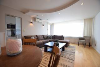 In het stadscentrum van Roeselare, bieden we u dit gezellige en gerenoveerde appartement te koop aan. Het aangenaam ingerichte 2...