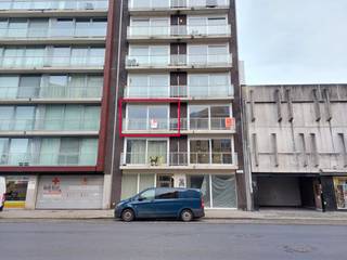 L'appartement est situé au deuxième étage de la résidence « Truda ». Grâce à son emplacement central, vous pouvez facilement rejoindre l'E40 et...