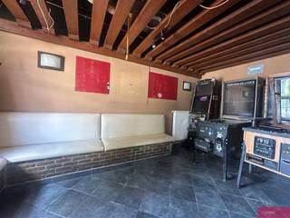 <p><span>Te renoveren handelshuis met zonnig terras</span></p><p><span>Bent u op zoek naar een eigendom met tal van mogelijkheden? Dan is dit ruime handelshuis met geïntegreerde woonst beslist een bezoek waard. Dankzij de combinatie van een handelsruimte en woning is dit pand ideaal voor zelfstandigen, horeca-uitbaters, investeerders of wie wonen en werken wil combineren.</span></p><p><span>Het gelijkvloers beschikt over een bruikbare oppervlakte van maar liefst 165 m² en deed jarenlang dienst als café. Vooraan bevindt zich de voormalige caféruimte, centraal zijn er sanitaire voorzieningen en een ruimte voor een keuken. Achteraan ligt een polyvalente zaal 52m² met een afzonderlijk sanitair. Een belangrijke troef is de aparte zij-ingang, waardoor de achterliggende zaal volledig onafhankelijk toegankelijk is.</span></p><p><span>Aansluitend bevindt zich een terras/tuin van ca. 74 m².</span></p><p><span>De woonst op de eerste verdieping omvat leefruimte, twee slaapkamers en een badkamer. Op de tweede verdieping bevindt zich een geïsoleerde zolder, die tal van mogelijkheden biedt voor een toekomstige inrichting.</span></p><p><span>Verder beschikt het pand over een kelder van ca. 17 m².</span></p><p><span> </span></p>