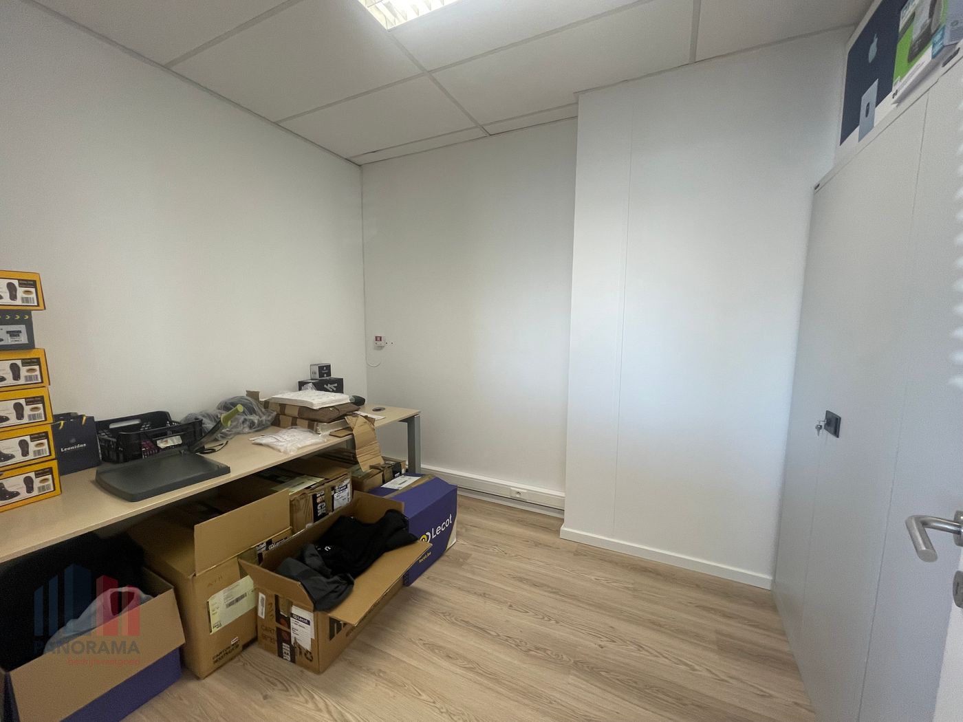 136 m² de bureaux prêts à l’emploi avec 78 m² de stockage avec excellente visibilité ! - photo 5