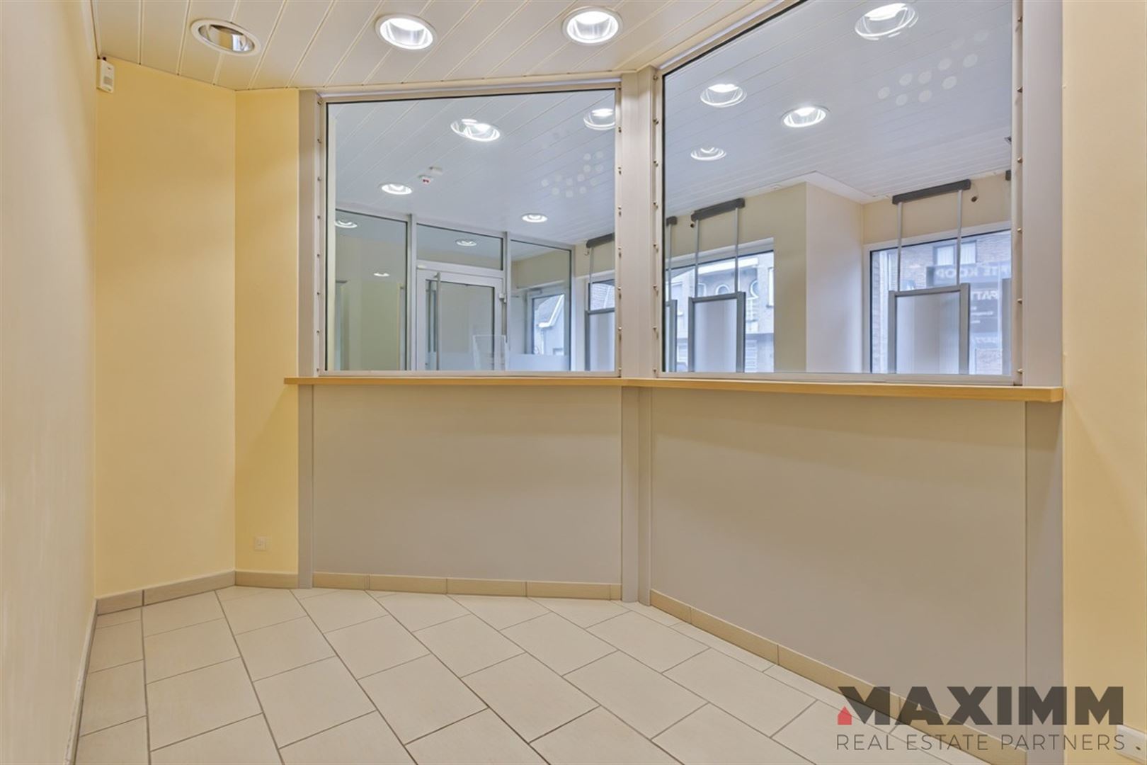 Voormalig bankkantoor met wachtruimte, loket, 3 burelen, polyvalente ruimte en een bergruimte - foto 5