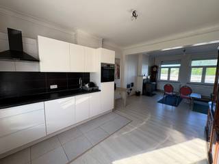 Ruime gezinswoning met 5 slaapkamers in Veurne.In het rustige en vlot bereikbare Veurne bieden wij deze ruime woning te huur aan, ideaal voor grote...